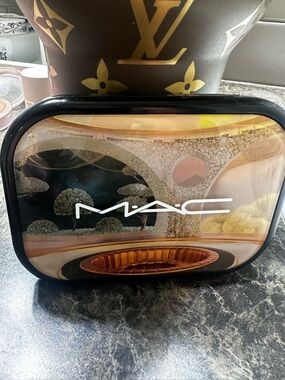 MAC Cosmetics Eyeshadow Palette - Black and Gold Art Case